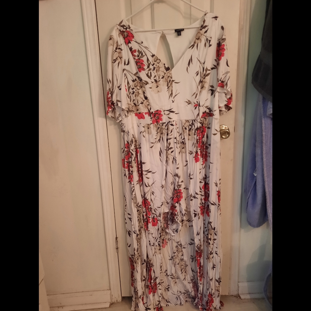 Torrid walk-through romper. Size 22, white will floral print